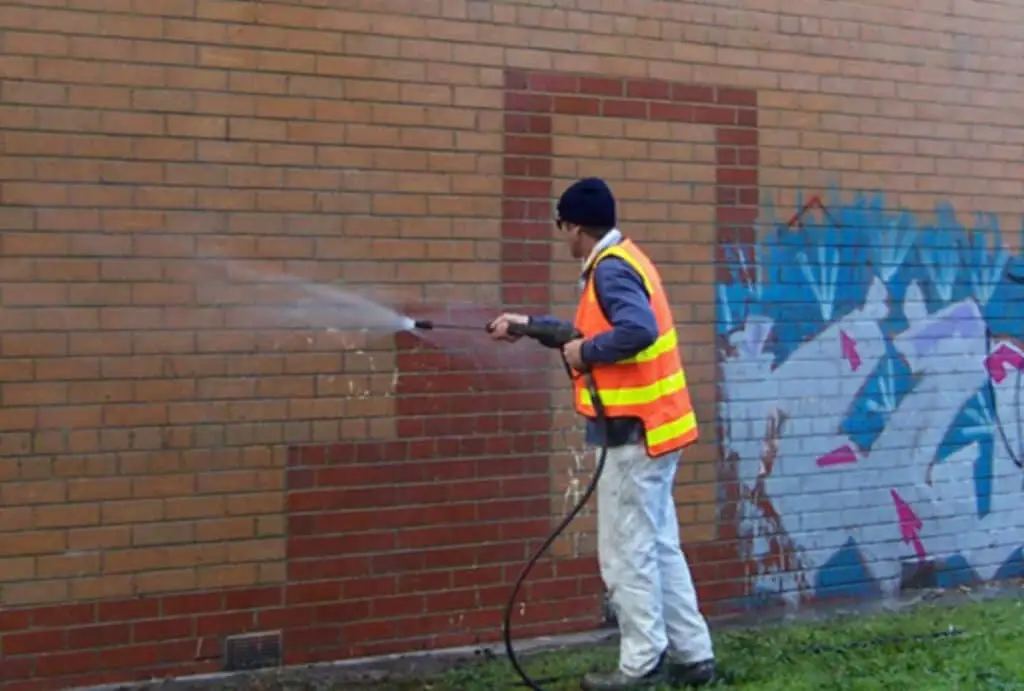 lmpieza de grafitti con agua a presion en lleida